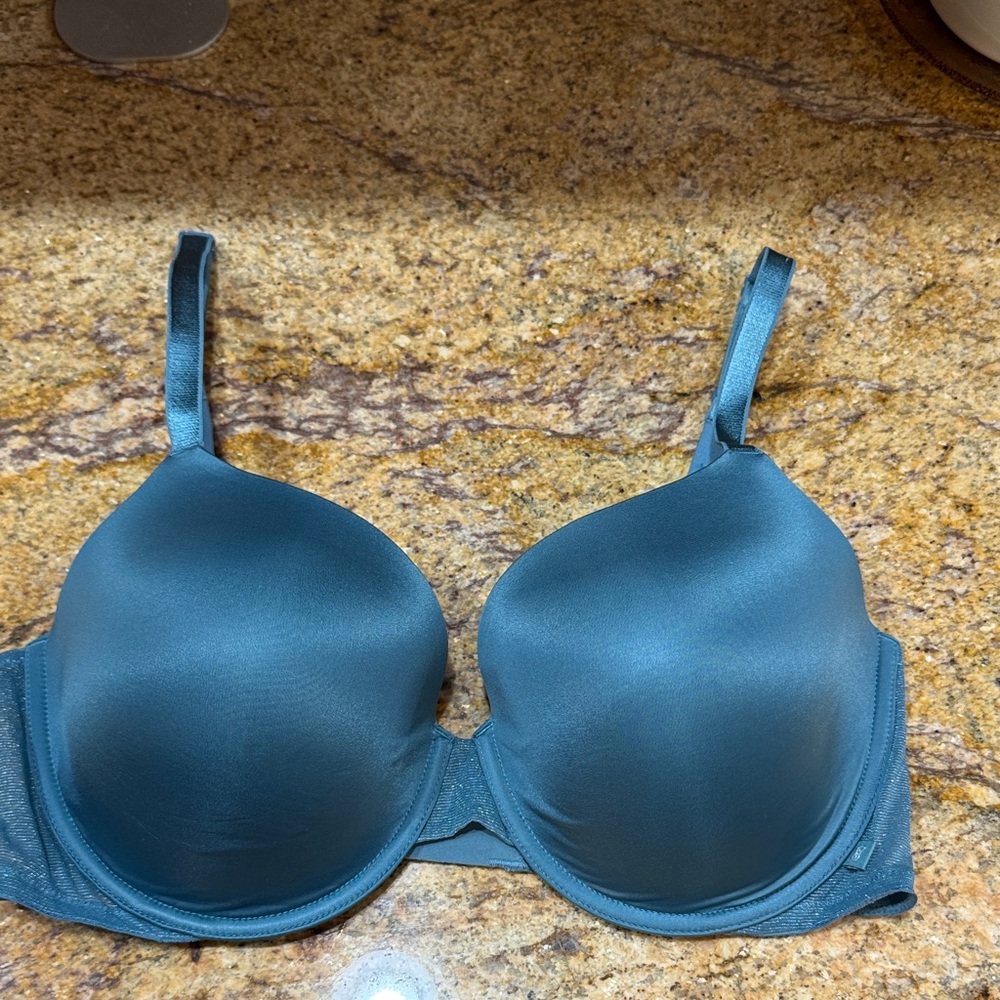 Victoria’s Secret Smooth Lace Lightly Lined Demi Teal Blue Green Bra
New 38DD